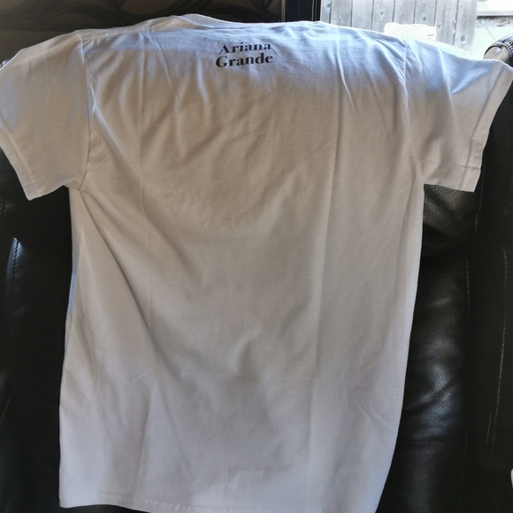 Ariana Grande - Picture 2 of 2